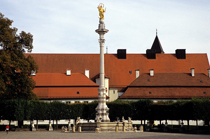 Eichstätt Altstadt: Residenzplatz: Marienbrunnen und Mariensäule Altes Stadttheater