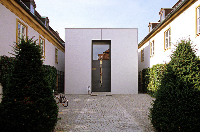 Universität: Ostenstraße 24: Gebäude Ehemalige Orangerie (links und rechts) / Journalistik (Mitte) Eichstätt