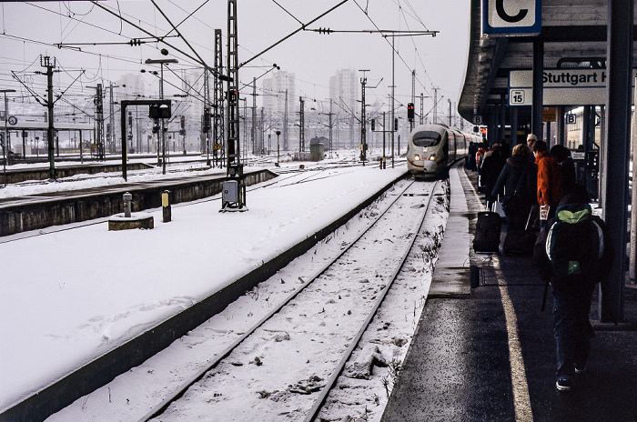 Stuttgart Hauptbahnhof: Einfahrender ICE auf Gleis 16