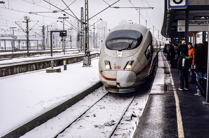 Stuttgart Hauptbahnhof: Einfahrender ICE auf Gleis 16