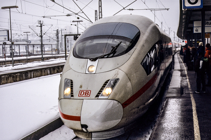 Stuttgart Hauptbahnhof: Einfahrender ICE auf Gleis 16