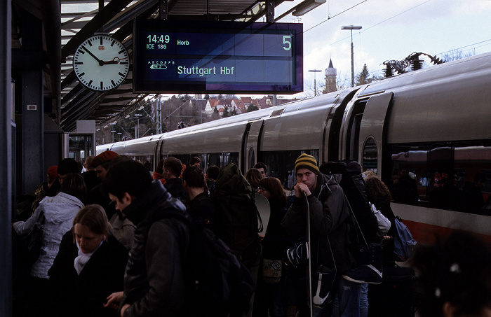 Rottweil Bahnhof Gleis 5, 14:52 Uhr: ICE 186 über Horb nach Stuttgart