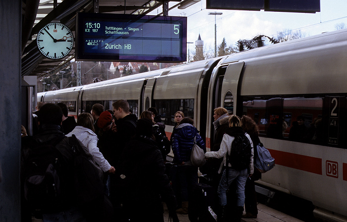 Bahnhof Gleis 5, 14:53 Uhr: ICE 187 über Tuttlingen, Singen und Schaffhausen nach Zürich Rottweil