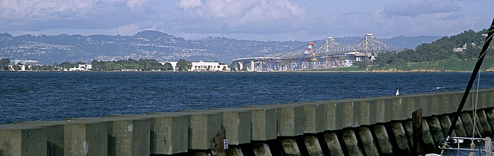 Blick von der Pier 39: San Francisco Bay mit Treasure Island und Bay Bridge San Francisco-Oakland Bay Bridge