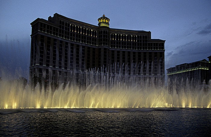 Las Vegas Strip (v.r.): Hotel Bellagio mit dem Springbrunnen (Fountains of Bellagio) Las Vegas