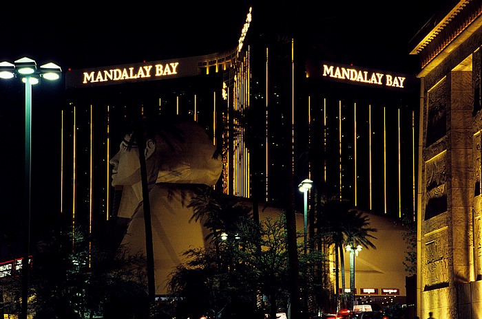 Las Vegas Strip: Luxor Hotel and Casino (vorne) und Mandalay Bay Resort and Casino