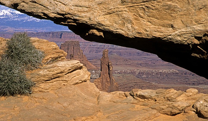 Island in the Sky: Blick durch Mesa Arch auf Buck Canyon Canyonlands National Park