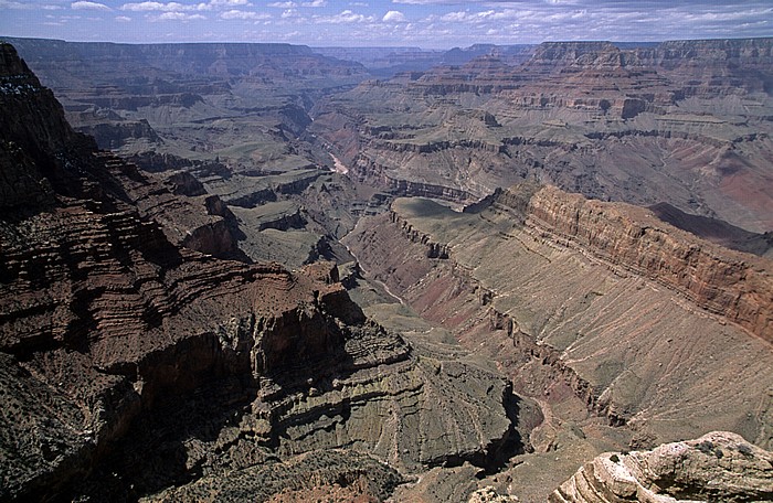 Blick vom Lipan Point: South Rim (links), Grand Canyon mit Colorado River und North Rim (rechts) Grand Canyon National Park