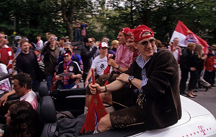 München Erhardtstraße: FC Bayern-Meisterschaftskorso mit Mario Gómez, Holger Badstuber und Bastian Schweinsteiger FC Bayern München