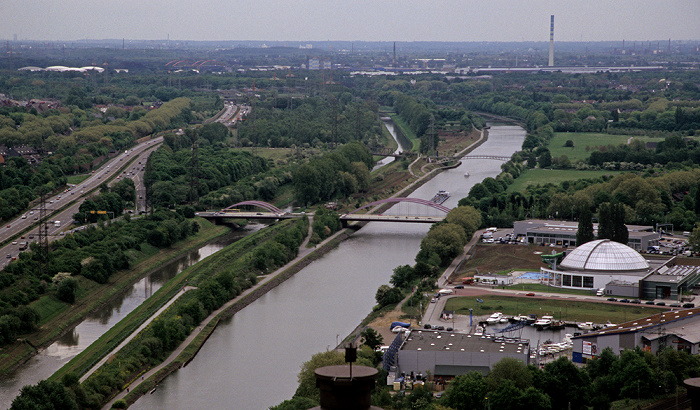 Oberhausen Blick vom Gasometer: Autobahn A 42 (Emscherschnellweg), Emscher und Rhein-Herne-Kanal