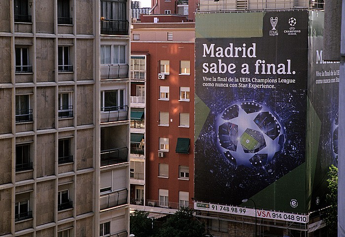 Blick vom Estadio Santiago Bernabéu: Werbeplakat Madrid