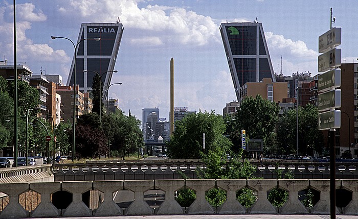 Madrid Paseo de la Castellana: Puerta de Europa (Torres KIO)