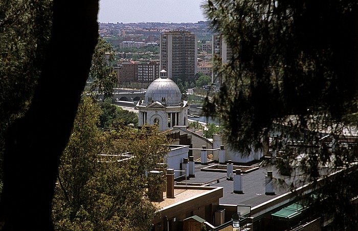 Blick vom Montaña del Príncipe Pío: Kuppel des Estación de Príncipe Pío und Río Manzanares Madrid