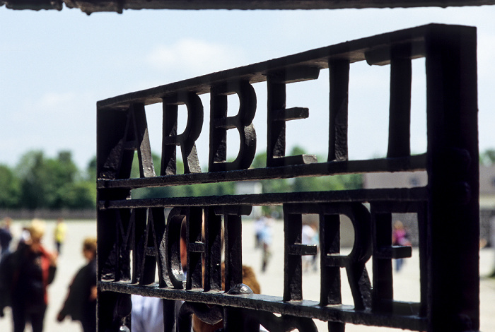 KZ-Gedenkstätte Dachau: Eingang mit dem Schriftzug Arbeit macht frei Dachau