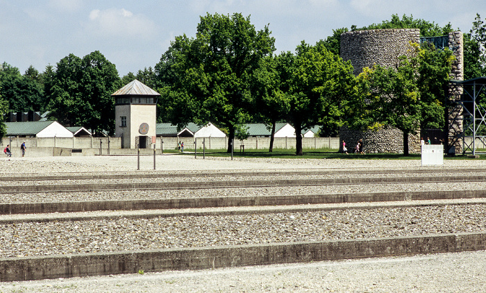 KZ-Gedenkstätte Dachau: Wachturm und Baracken