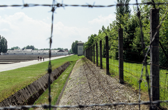 KZ-Gedenkstätte Dachau: Wachzaun, Wachturm und Baracken Dachau