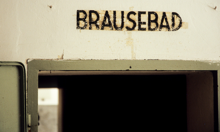 KZ-Gedenkstätte Dachau: Baracke X - Brausebad-Aufschrift am Eingang einer Gaskammer Dachau