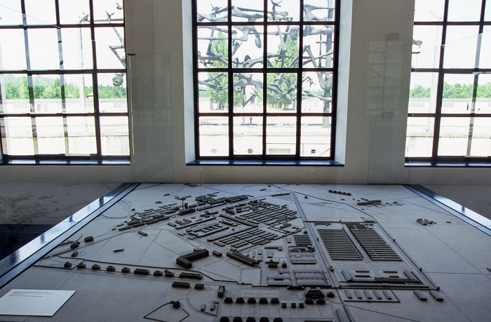 KZ-Gedenkstätte Dachau: Ehem. Verwaltungsgebäude mit einem Modell des Konzentrationslagers Dachau