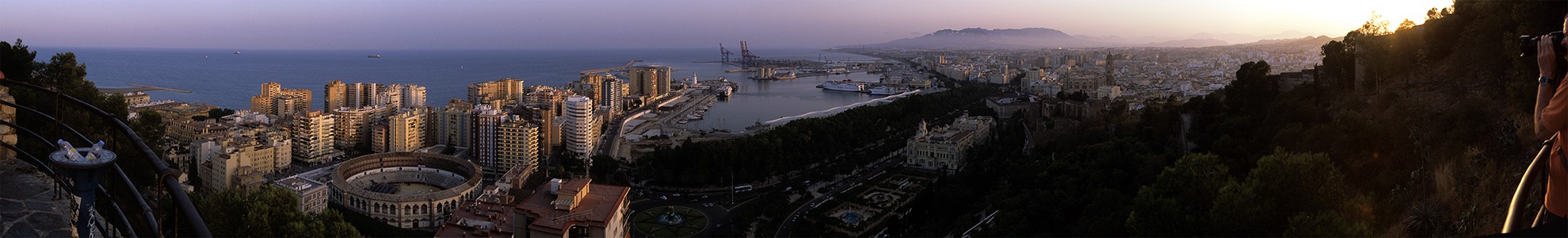 Blick vom Hügel des Castillo de Gibralfaro: Costa del Sol und das Stadtzentrum Málaga