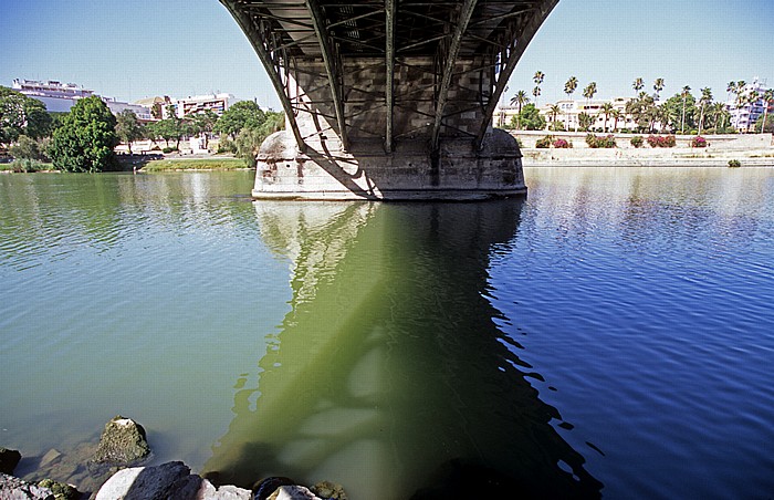 Sevilla Guadalquivir mit der Puente de Isabel II