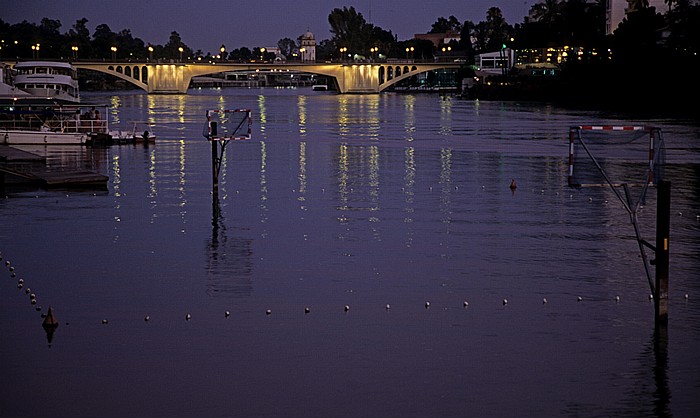 Sevilla Guadalquivir mit der Puente de San Telmo