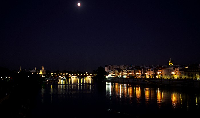 Sevilla Guadalquivir mit dem Torre del Oro (Goldturm) und der Puente de San Telmo Barrio de Triana