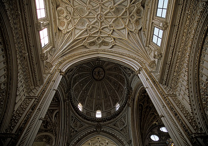 Mezquita Catedral: Decke und Kuppel der hineingebauten Kirche Córdoba