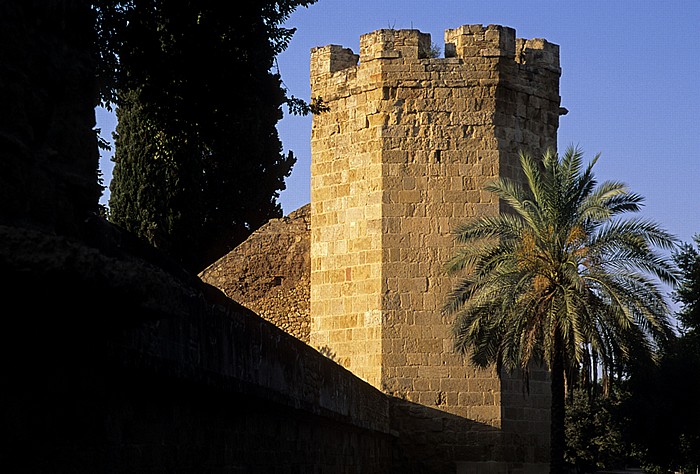 Córdoba Barrio de San Basilio: Denkmal vor der Muralla de la Huerta del Alcazar y San Basilio: Torre de Guadalcabrillas