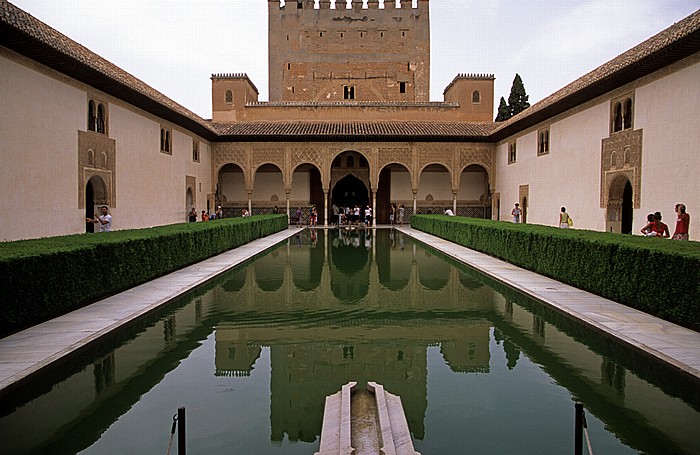 Alhambra: Palacios Nazaríes: Patio de los Arrayanes (Myrtenhof), Torre de Comares Granada