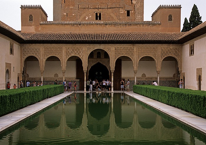 Alhambra: Palacios Nazaríes: Patio de los Arrayanes (Myrtenhof), Torre de Comares Granada