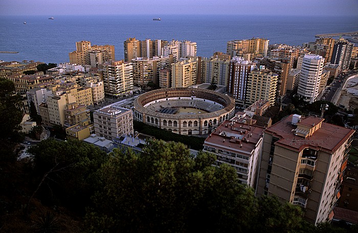 Blick vom Monte Gibralfaro: Plaza de Toros de La Malagueta (Stierkampfarena) Málaga