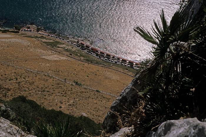 Blick vom Fels von Gibraltar: Water Catchment Area, Sir Herbert Road, Mittelmeer (Costa del Sol)