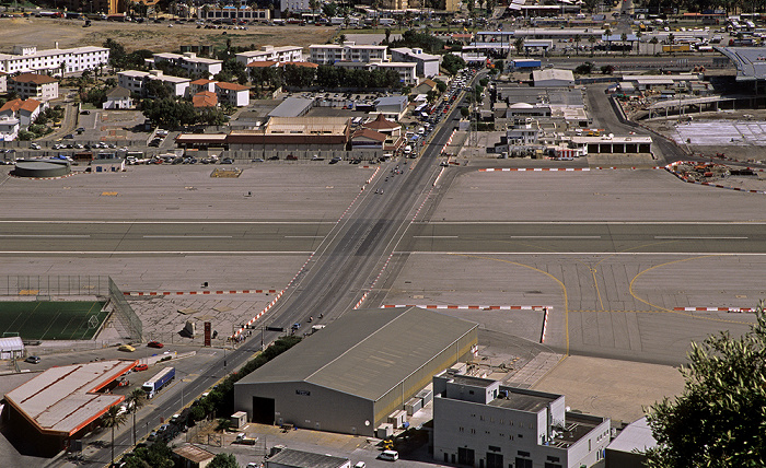 Blick vom Fels von Gibraltar: Start- und Landebahn des Flughafens Gibraltar (Gibraltar Airport) Gibraltar