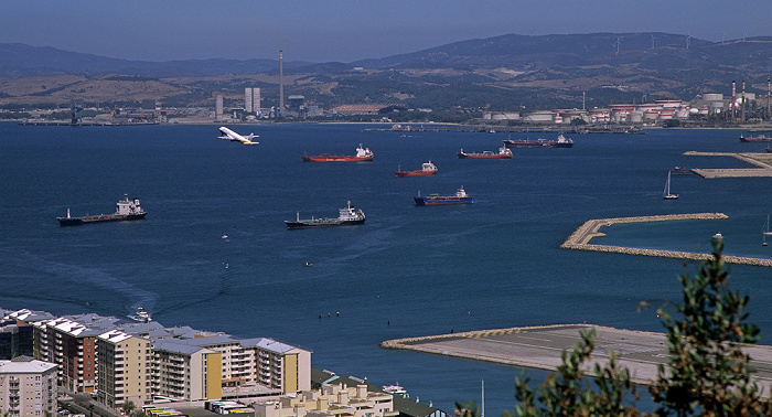 Blick vom Fels von Gibraltar: Vom Flughafen Gibraltar (Gibraltar Airport) startendes Flugzeug Bay of Gibraltar