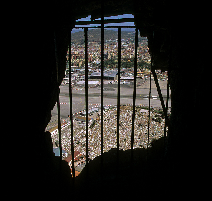 Fels von Gibraltar: Blick aus den Galerien (Galleries, Great Siege Tunnels) Flughafen Gibraltar