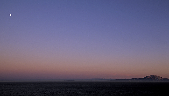 Gibraltar Blick vom Europa Point: Sonnenuntergang und aufgehender Mond über Mittelmeer und Nordafrika