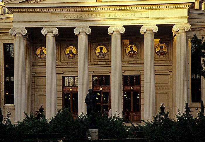 Bukarest Revolutionsplatz (Piata Revolutiei): Athenäum (Ateneul Român Filarmonica George Enescu)