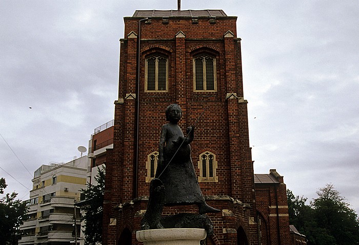 Bukarest Strada Arthur Verona: Denkmal vor der Anglikanischen Kirche (Biserica Anglicana) Anglikanische Kirche