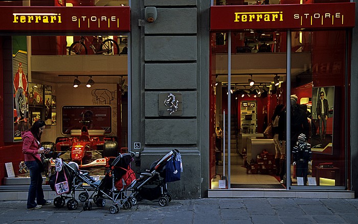Via degli Strozzi: Ferrari Store Florenz