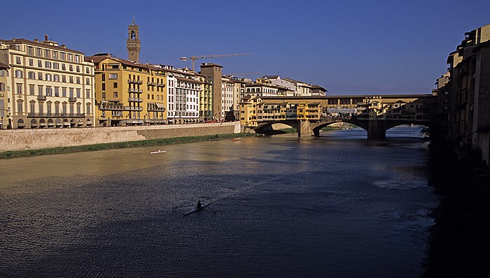 Florenz Blick von der Ponte Santa Trinita: Arno und Ponte Vecchio Palazzo Vecchio