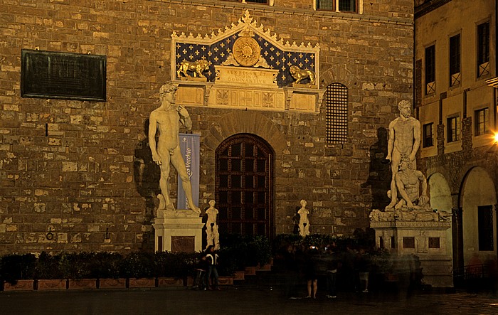 Piazza della Signoria mit der Monumentalstatue David von Michelangelo und der Marmorgruppe Herkules tötet Cacus Florenz