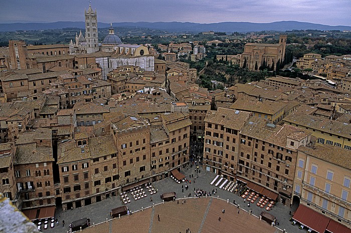 Siena Blick vom Torre del Mangia (Turm des Palastes) Basilica di San Domenico Contrada de Drago Contrada de la Oca Contrada de la Selva Dom Piazza del Campo