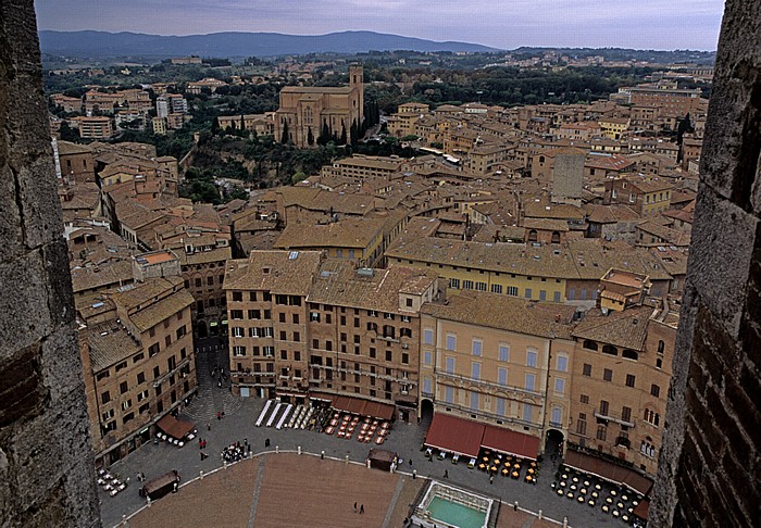 Siena Blick vom Torre del Mangia (Turm des Palastes) Basilica di San Domenico Contrada de Drago Piazza del Campo