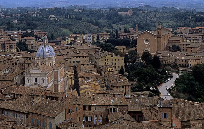 Siena Blick vom Torre del Mangia (Turm des Palastes) Basilica di San Francesco Chiesa di Santa Maria di Provenzano Contrada de Girafa