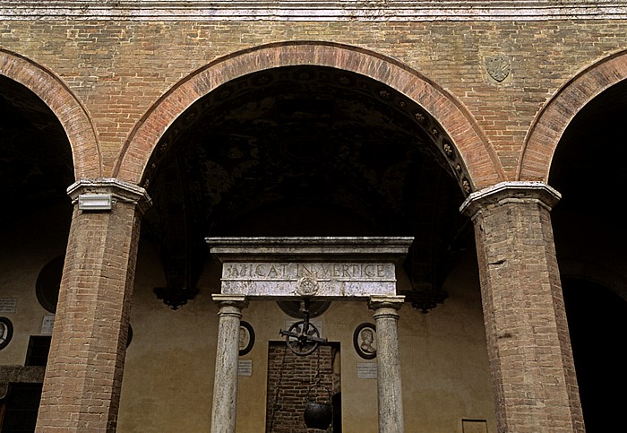 Siena Contrada de Aquila: Palazzo Chigi-Saracini