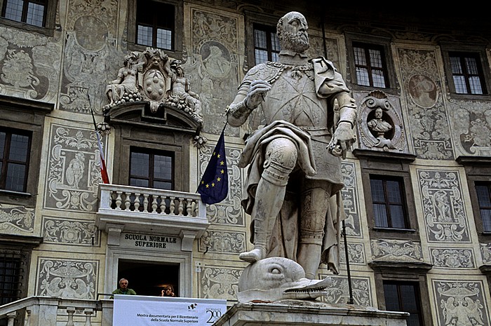 Piazza dei Cavalieri: Statua di Cosimo I de' Medici vor dem Palazzo della Carovana (Scuola Normale Superiore) Pisa