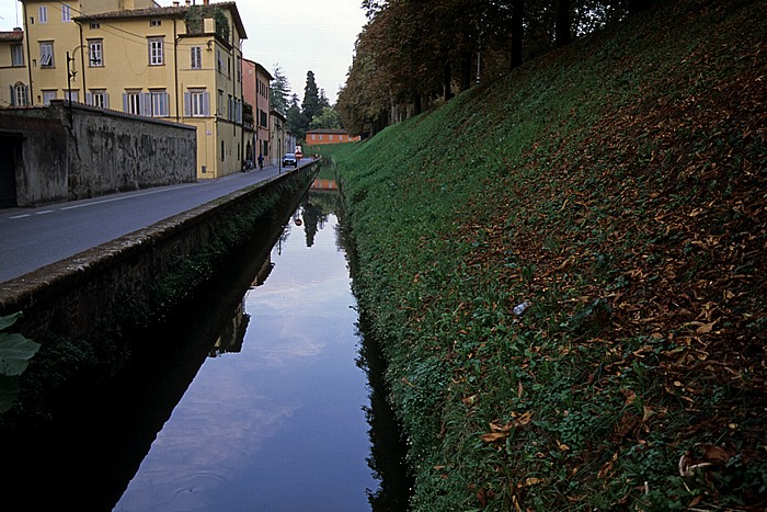 Centro Storico: Via del Fosso, Befestigungswall (Mura di Lucca) Lucca