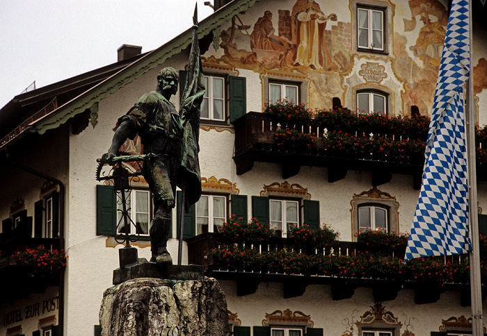 Schmied-von-Kochel-Denkmal, Hotel zur Post Kochel am See