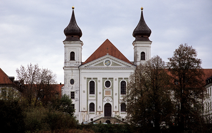 Kloster Schlehdorf mit der Pfarrkirche St. Tertulin