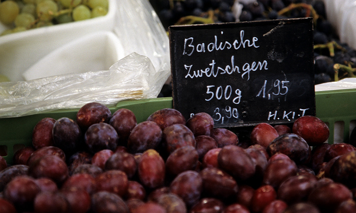 Ingolstadt Obststand in der Schmalzinergasse: Badische Zwetschgen